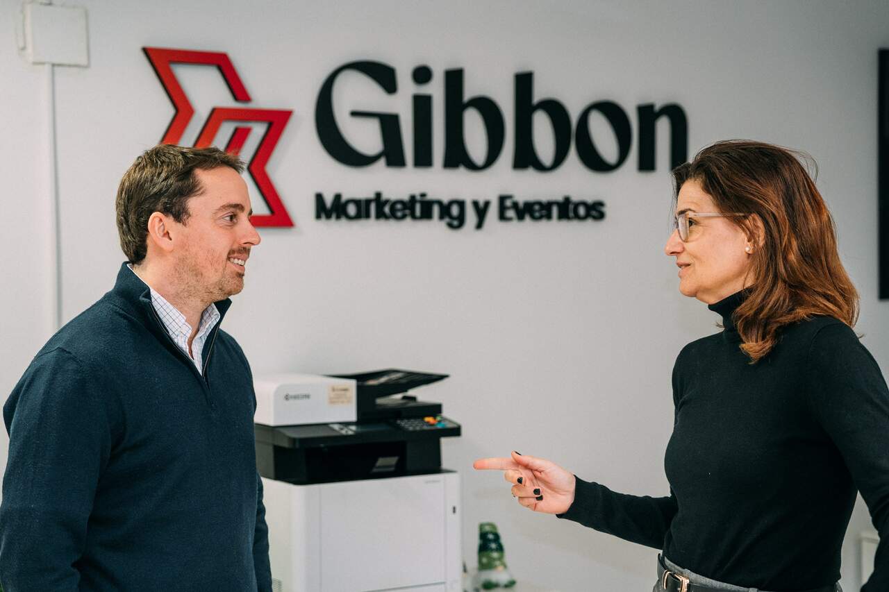 Álvaro Sierra conversa con Beatriz Pérez de Heredia, directora de Gibbon / Álvaro Calvo para HOY ARAGÓN