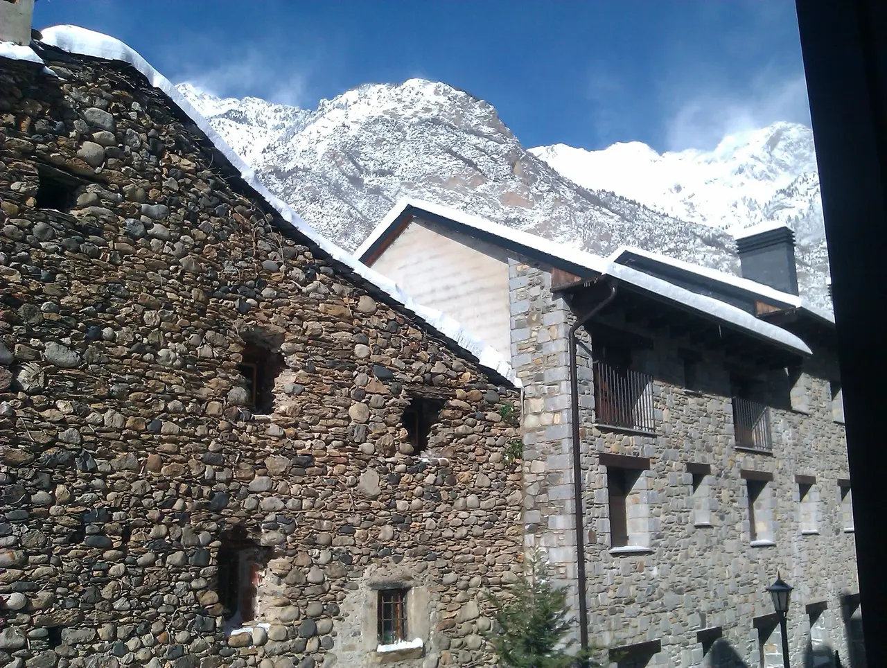 Una fachada de alta montaña en un lugar único del Pirineo / The Singular Space
