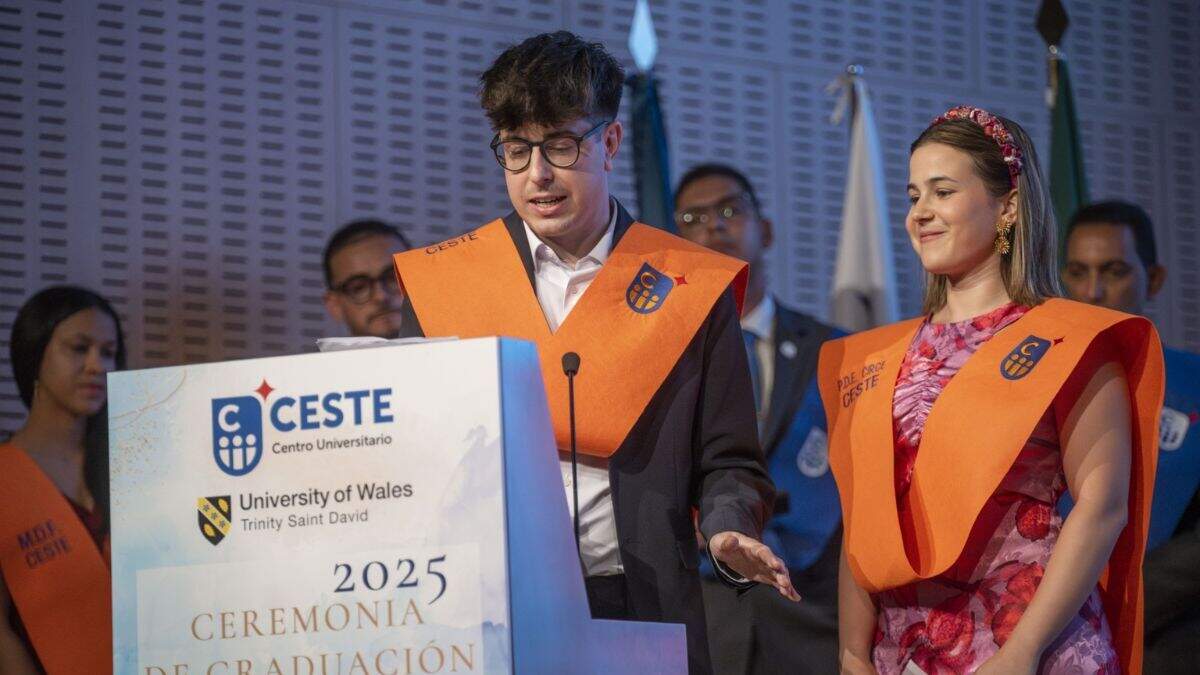 Alumnos en la entrega de diplomas de 2025. / CESTE