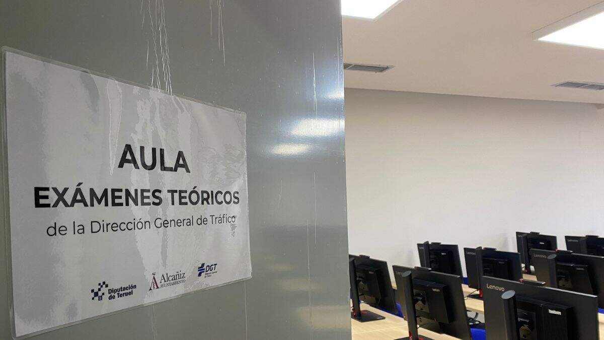 Aula de exámenes teóricos de conducir de la DGT en Alcañiz. / AYTO. ALCAÑIZ