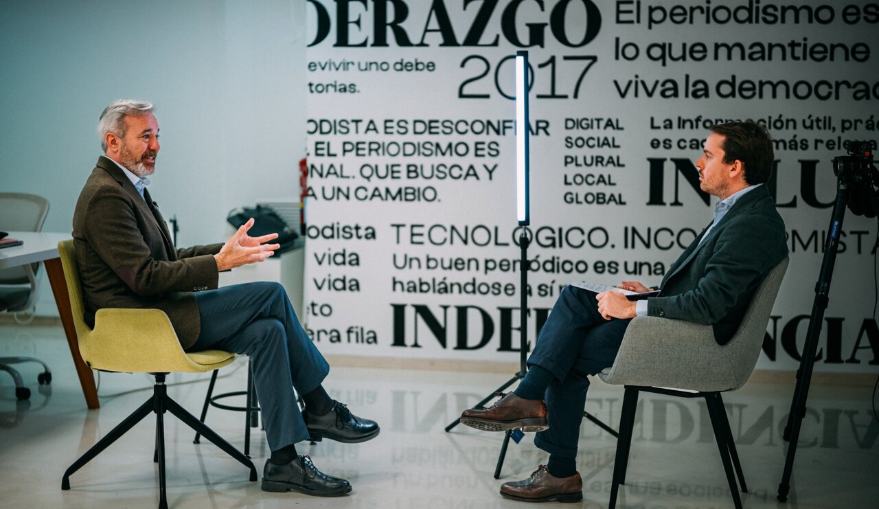 El candidato del PP y presidente de Aragón, Jorge Azcón, durante la entrevista en la redacción de HOY ARAGÓN / Álvaro Calvo
