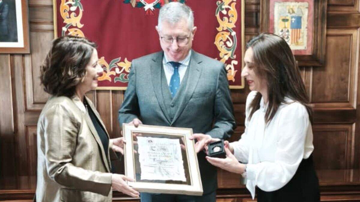 Entrega Medalla de Plata del CITT a Dinópolis