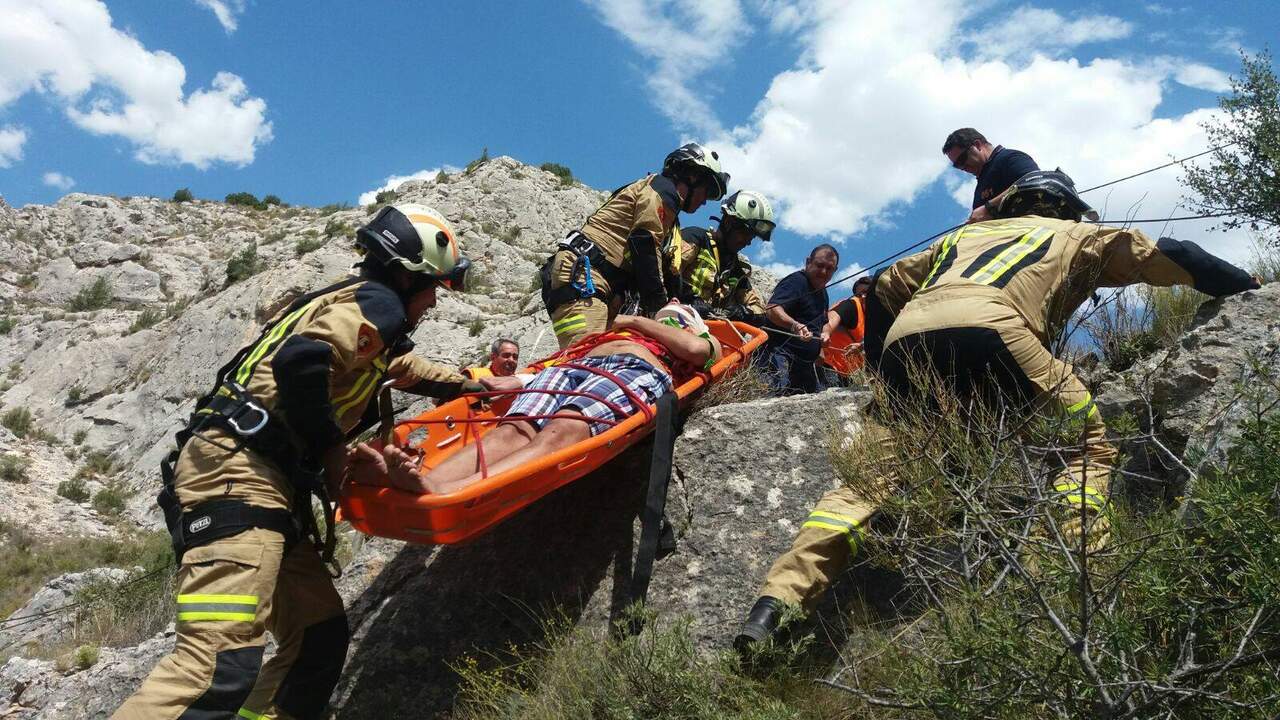 Bomberos de la Diputación de Zaragoza evacuan con técnicas de rescate verticual a una persona que cayó por un barranco junto al castillo de Embid de Ariza en 2017