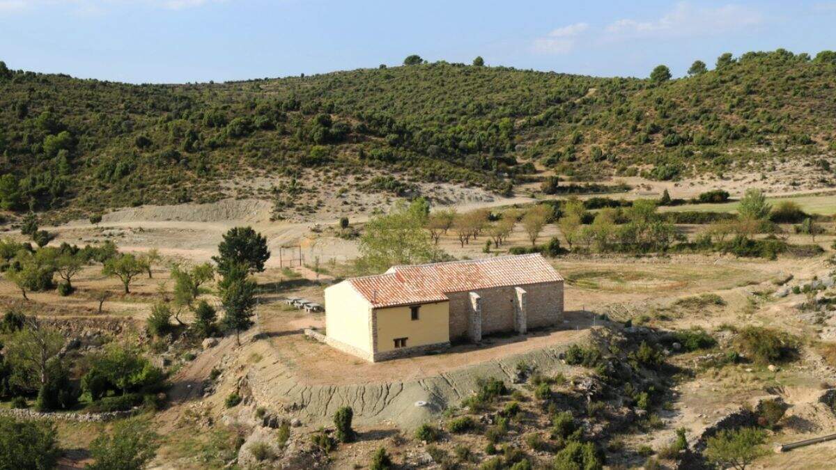 Vista aérea de la Ermita de La Malena, en Las Parras de Castellote. /