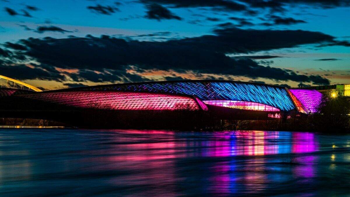 El Puente de Zaha Hadid iluminado con motivo del tercer aniversario del Mobility City. / FUNDACIÓN IBERCAJA