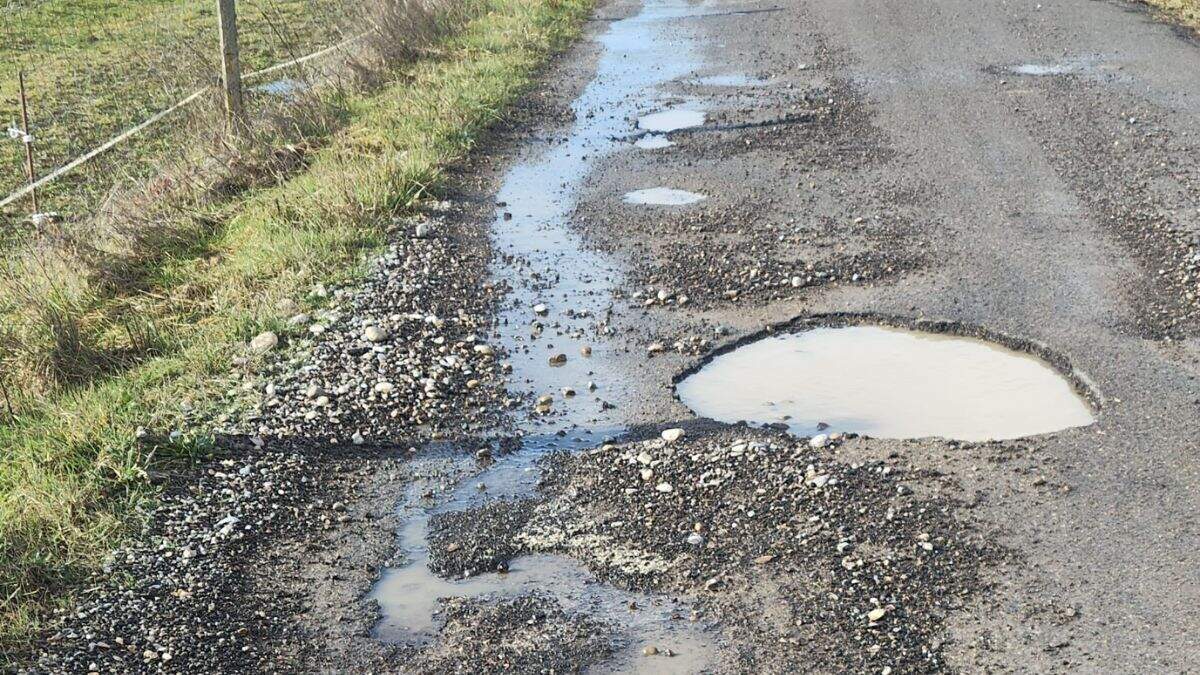 Estado de la única vía de acceso a Lasieso. / LOURDES LANUZA