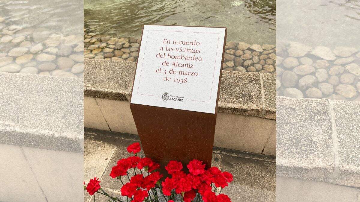 Placa conmemorativa en honor a las víctimas del bombardeo de Alcañiz. / AYTO. ALCAÑIZ
