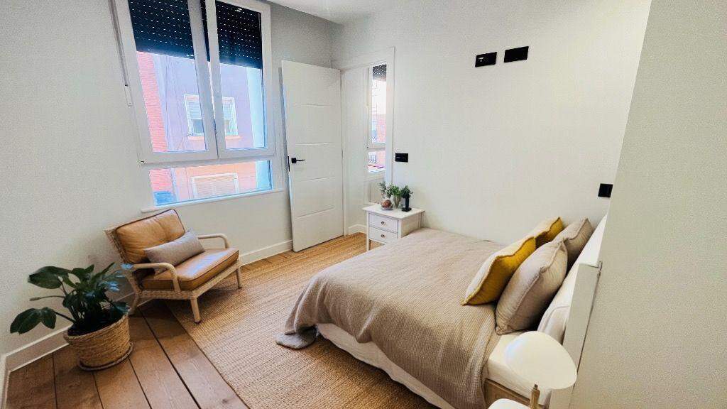 Dormitorio de una de las viviendas de la Calle Delicias de Zaragoza. / PJ INMOBILIARIA