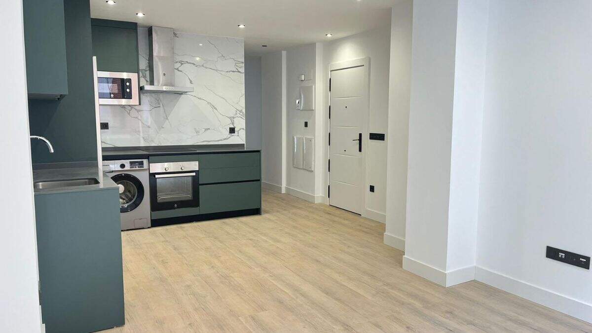 Cocina integrada en una de las viviendas de la Calle Delicias de Zaragoza. / PJ INMOBILIARIA