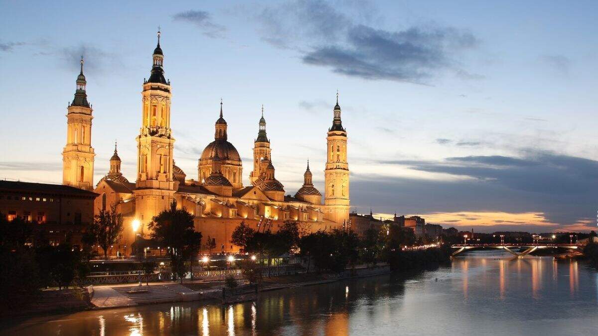 Vista de la Basílica del Pilar de Zaragoza cuando cae la noche. / TURISMO ARAGÓN