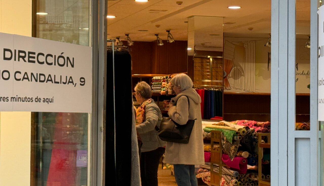 Varias clientas en la tienda de Julián López en la calle Alfonso I de Zaragoza / HOY ARAGÓN