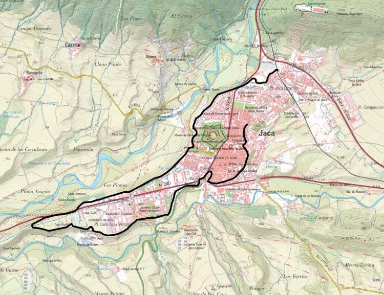 Representación, en línea continua gruesa de las cornisas orográficas que limitan la 
meseta de Jaca respecto de los dos valles fluviales que la han conformado: el Aragón 
(por el norte) y el Gas (por el sur). Base cartográfica: Mapa IGN 1/25.000