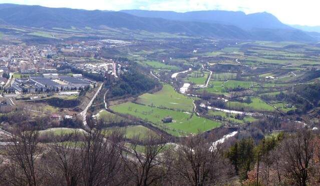 Vista hacia el oeste de la vega del Aragón afectada por la Variante Norte. 
A la izquierda, la cornisa arbolada del Paseo de la Cantera.