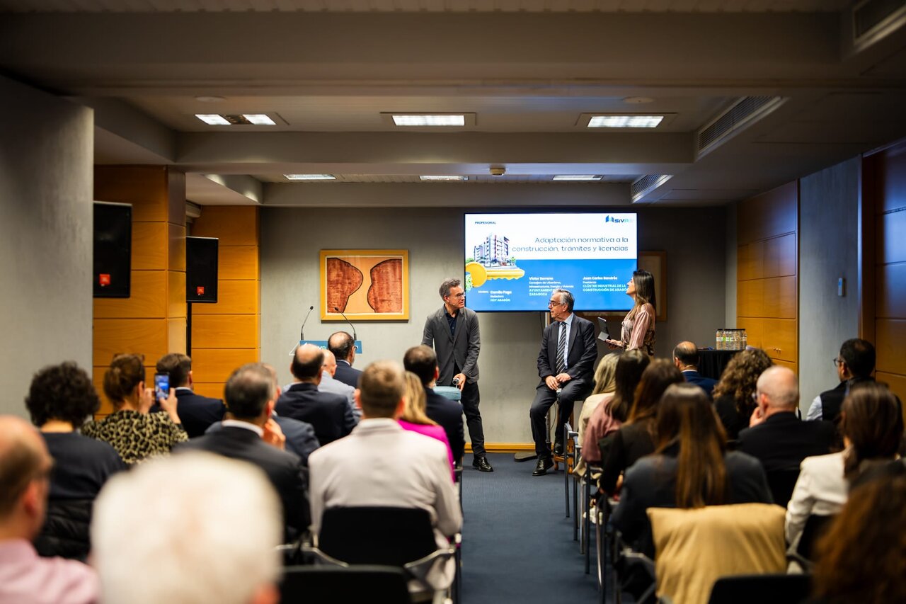 El consejero Víctor Serrano y Juan Carlos Bandrés en el SIVA. /ÁLVARO CALVO