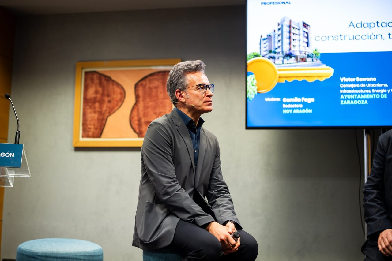 El consejero Víctor Serrano en el SIVA. /ÁLVARO CALVO