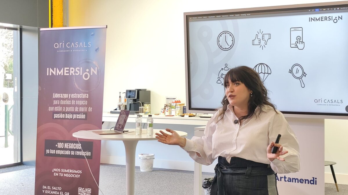 La mentora y consultora Ari Casals durante el encuentro del programa Inmersión en Zaragoza