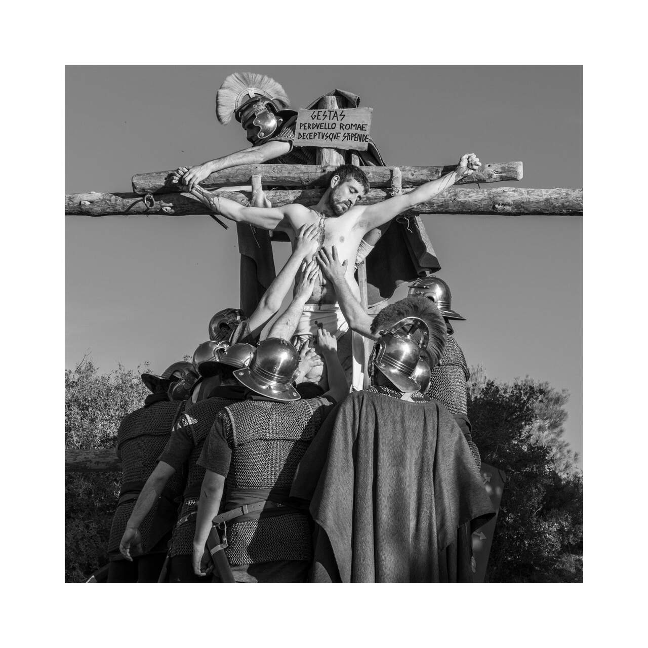 Una exposición del Drama de la Cruz de Alcorisa muestra la otra cara de la representación más singular de la Semana Santa aragonesa
- ASOCIACIÓN DRAMA DE LA CRUZ DE ALCORISA