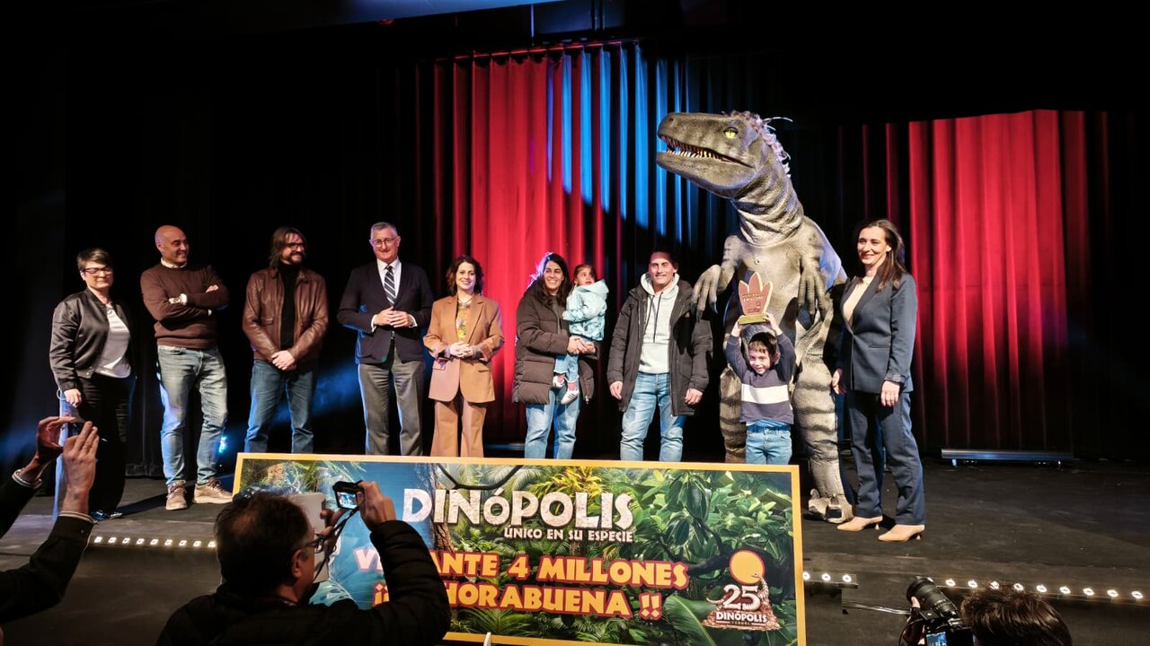 Entrega premio Visitante 4 millones Dinópolis