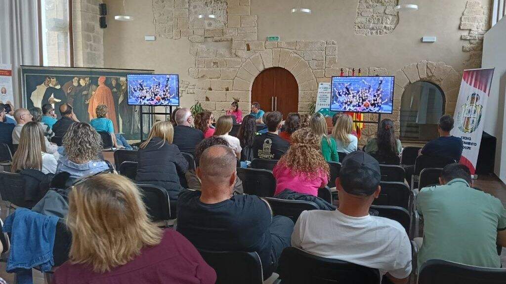 Representantes y participantes del encuentro internacional “Uniting Routes” celebrado en Caspe