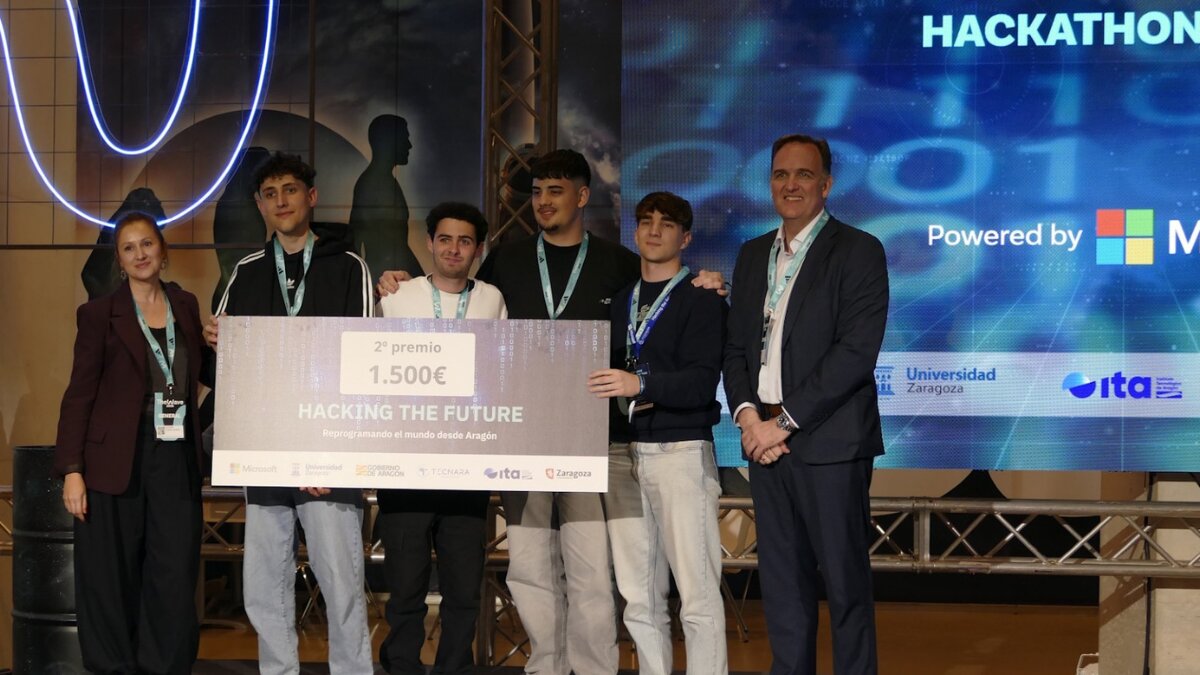 Equipo ganador del segundo premio del hackathon “Hacking the Future”, celebrado en Etopia
