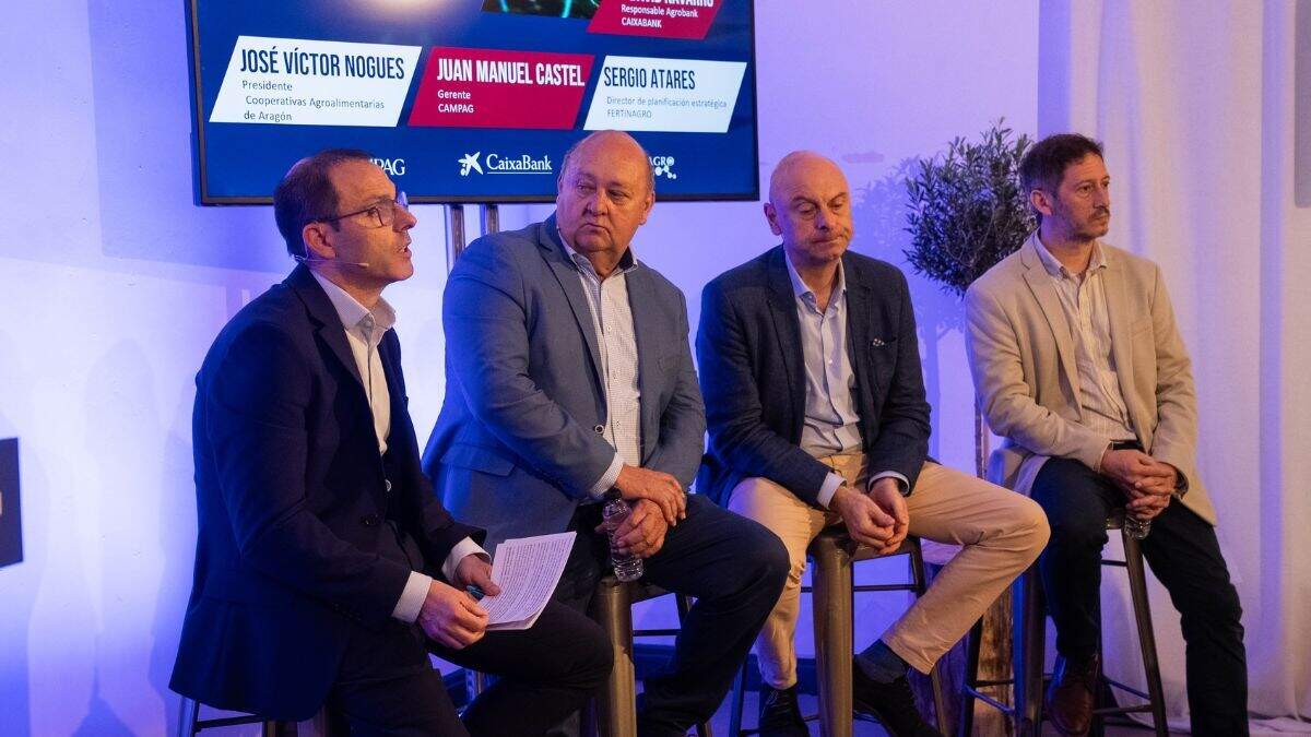 David Navarro (a la izda.) moderó la mesa de debate con Víctor Nogués, Sergio Atares y Juan Manuel Castel. / SERGIO RUBIO