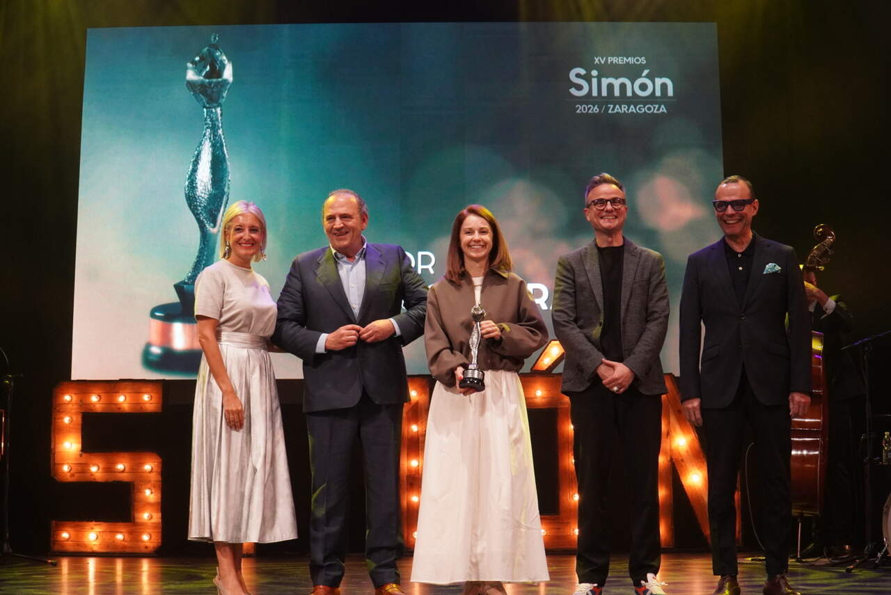 Premio Mejor Largometraje premios Simón para Rider, de Ignacio Estaregui. Entregan Raquel Fuertes, directora general CARTV y Pedro Olloqui, director gen. de Cultura del Gobierno de Aragón