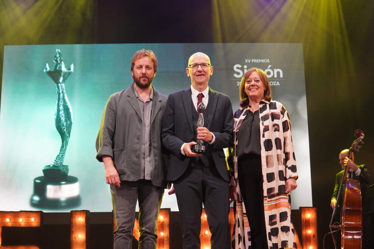 Premio Mejor Cortometraje para Una bombilla en California de José Manuel Herráiz. En la foto con el actor Pepe Lorente y la diputada de Cultura, Charo Lázaro / Emilio Gazo
