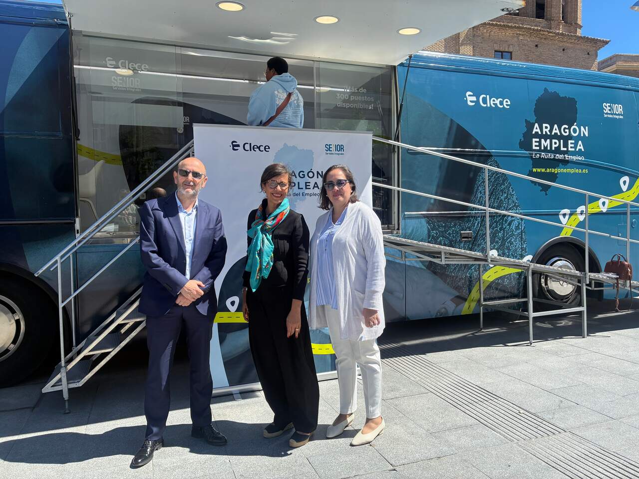 La consejera de Políticas Sociales del Ayto de Zaragoza, junto al director de Operaciones de Clece y la responsable del servicio de ayuda a domicilio de Zaragoza, durante su visita