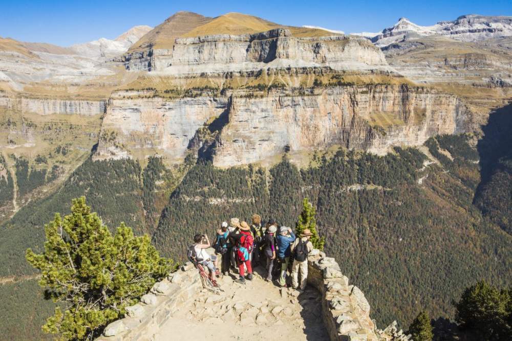 Un grupo de senderistas en una de las rutas del Parque Nacional de Ordesa y Monte Perdido / Turismo en Aragón