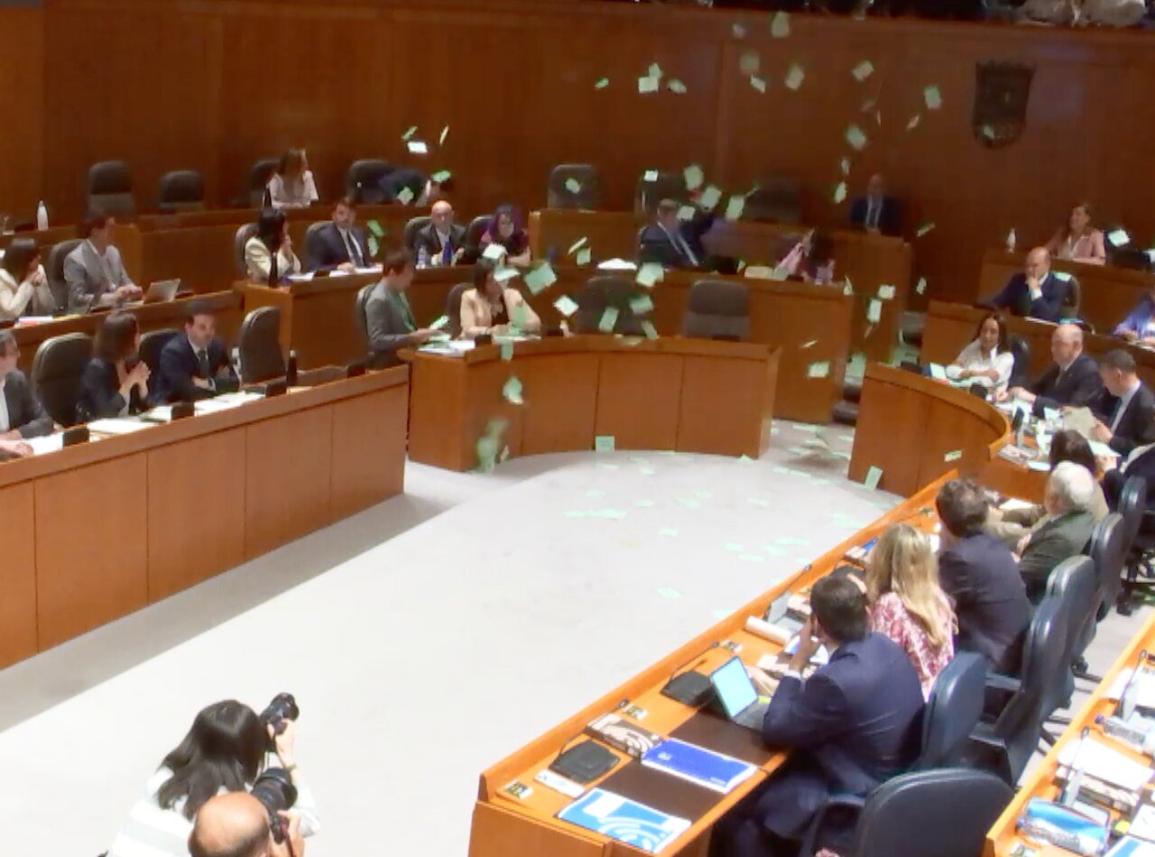 El momento en el que las papeletas han terminado en el hemiciclo de las Cortes de Aragón / HOY ARAGÓN