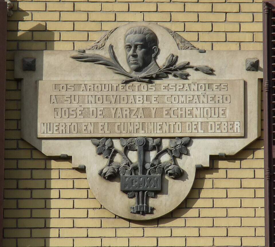 Placa dedicada a José de Yarza Echenique en el n.º 30 del Paseo de la Independencia de Zaragoza.
