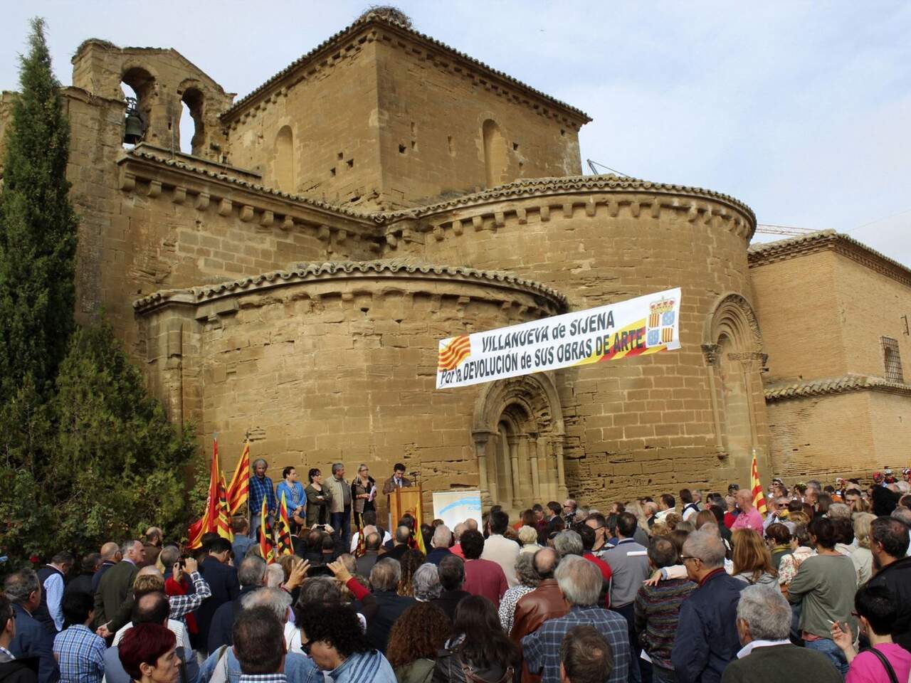Concentración en el monasterio de Sijena por la devolución de los bienes en disputa / EFE