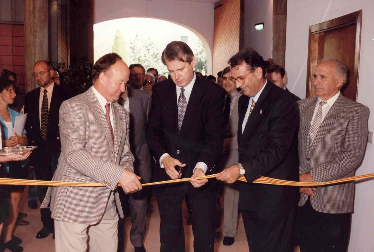 Félix Báguena (izquierda) en la inaguración de la nueva sede y museo de la D.O. Cariñena, en la década de los 90