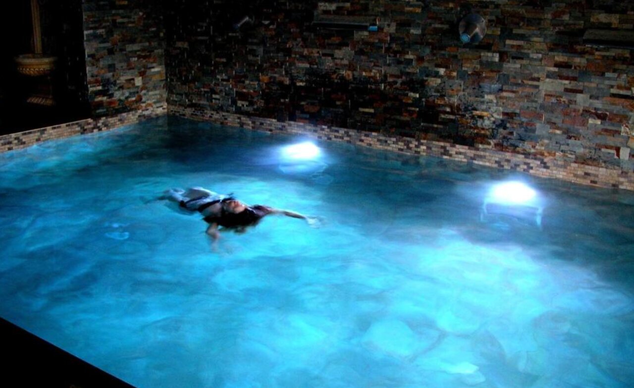 La piscina del recinto para darse un baño privado por la noche / Booking