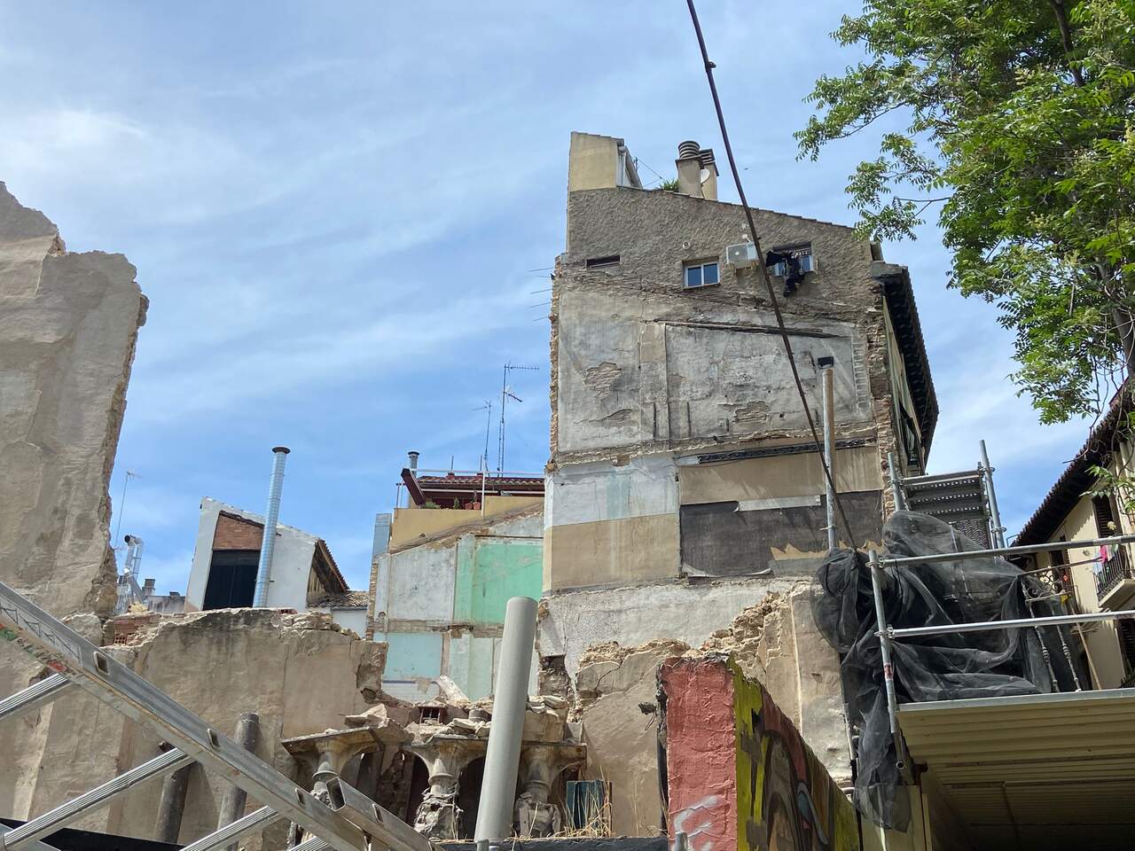 Derribo del edificio histórico de la calle Estébanes. /HOY ARAGÓN