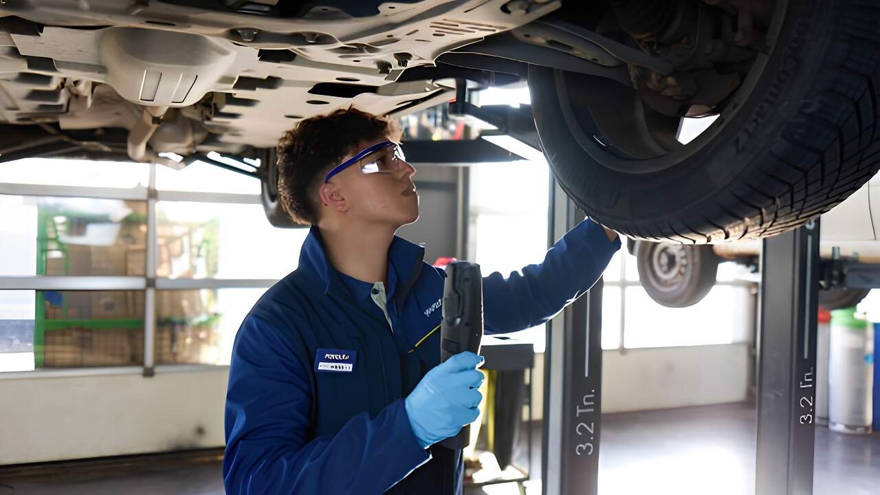 Mecánico de una empresa aragonesa. / Norauto