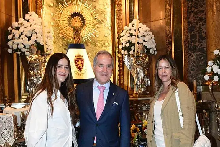 Jorge Mas, junto a su familia, en la visita a la Virgen del Pilar el día 24 de mayo de 2022, durante su recorrido institucional / Real Zaragoza